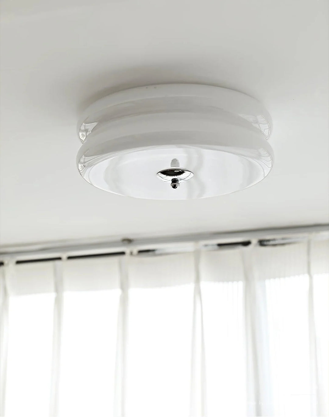 Sufit LED z podwójnym poziomym szklanym tyłem w kształcie sz
