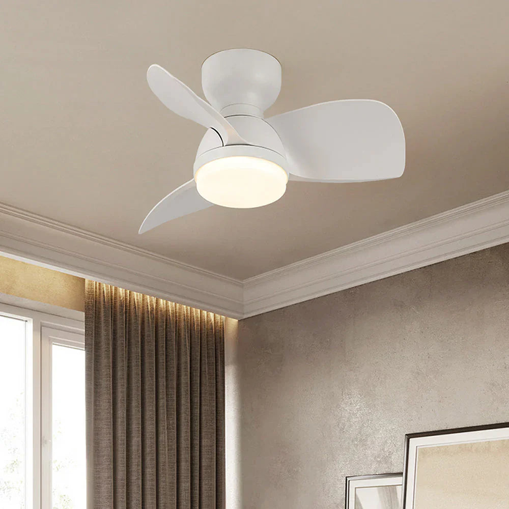 Wentylator sufitowy z lampą LED i drewnianymi łopatkami