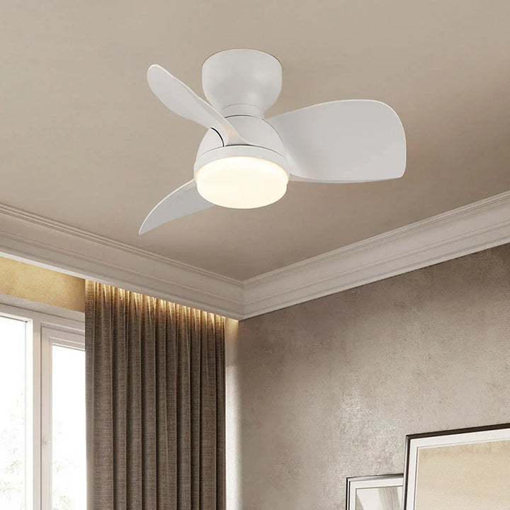 Wentylator sufitowy z lampą LED i drewnianymi łopatkami