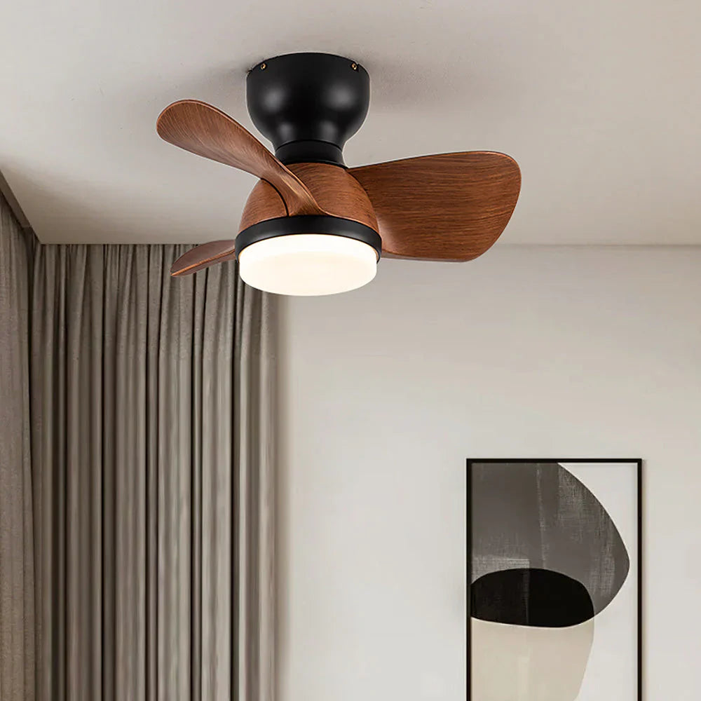 Wentylator sufitowy z lampą LED i drewnianymi łopatkami