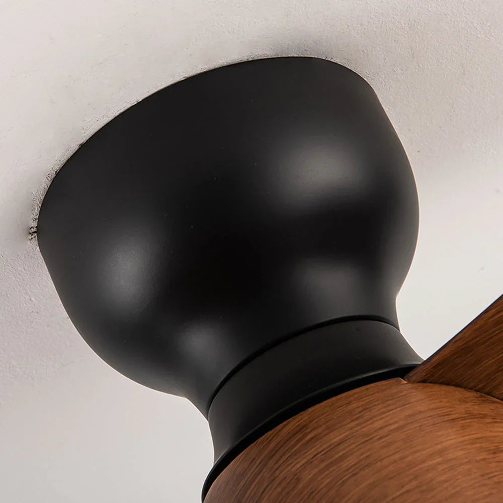 Wentylator sufitowy z lampą LED i drewnianymi łopatkami