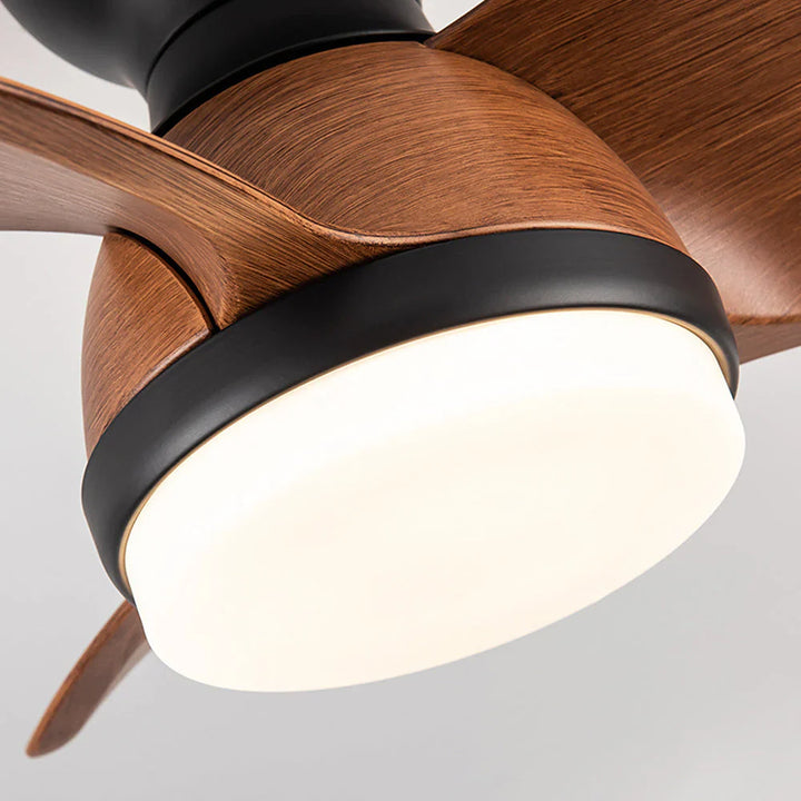 Wentylator sufitowy z lampą LED i drewnianymi łopatkami