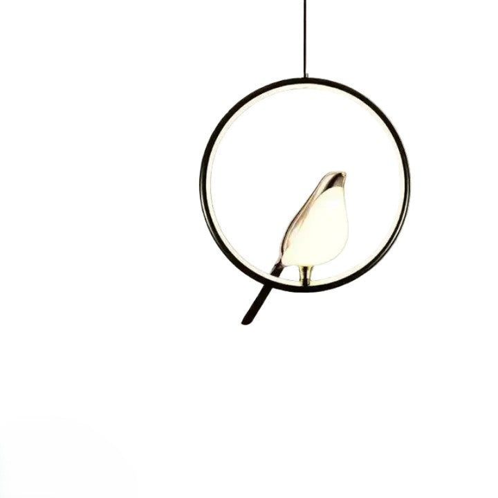 Wisząca lampa LED z okrągłym, świecącym pierścieniem i złotą figurką ptaka na grzędzie