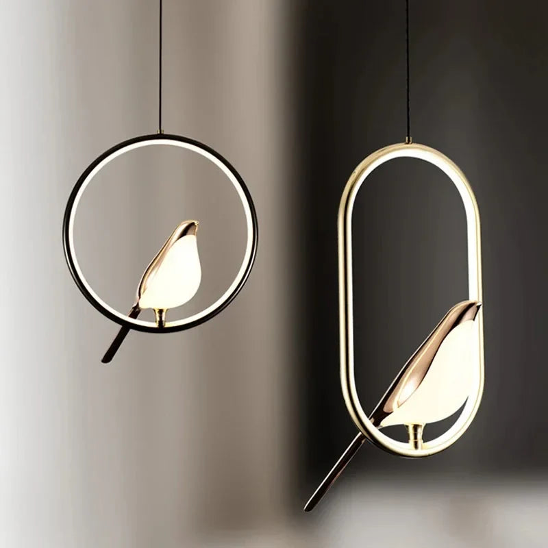 Wisząca lampa LED z okrągłym, świecącym pierścieniem i złotą figurką ptaka na grzędzie