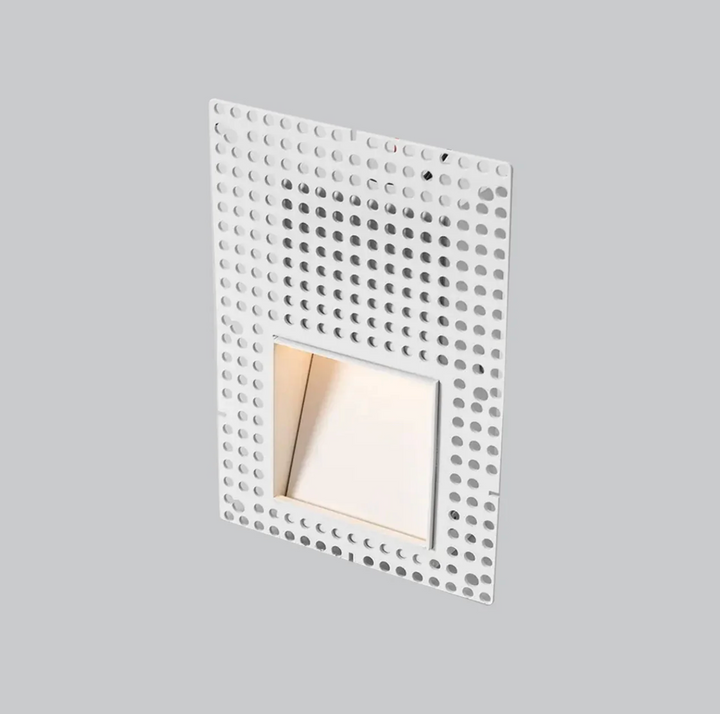Wpuszczana lampa schodowa LED z ukośnym reflektorem