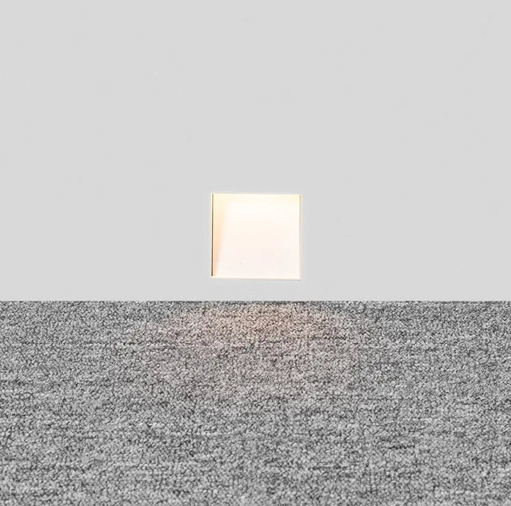 Wpuszczana lampa schodowa LED z ukośnym reflektorem