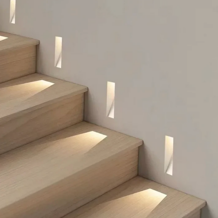 Wpuszczana lampa schodowa LED z ukośnym reflektorem
