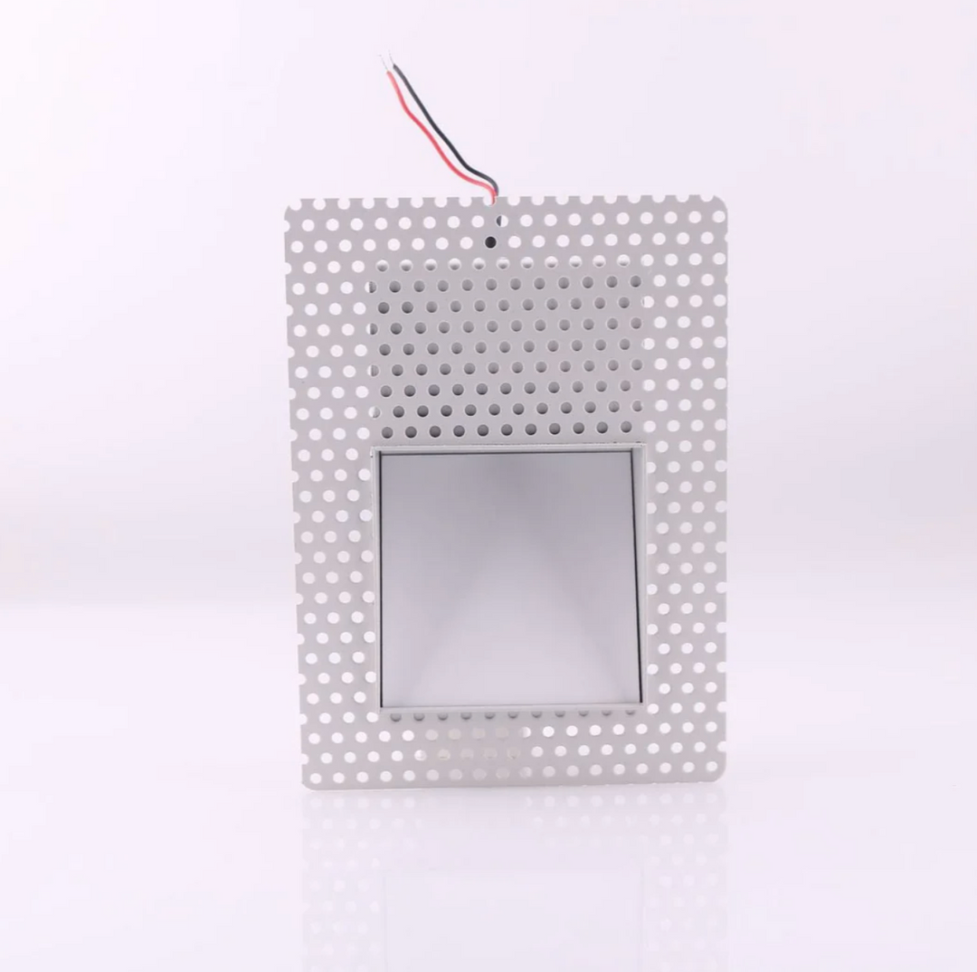 Wpuszczana lampa schodowa LED z ukośnym reflektorem