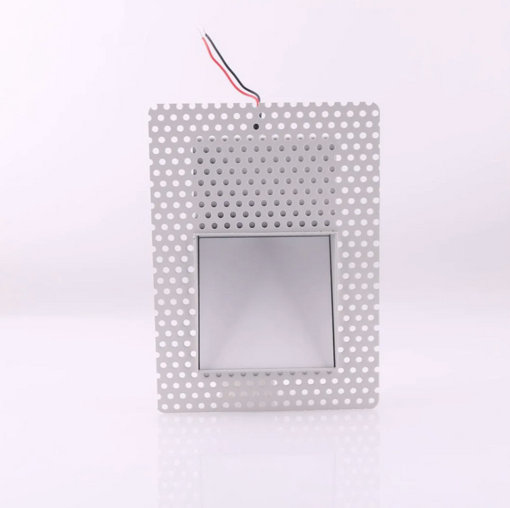 Wpuszczana lampa schodowa LED z ukośnym reflektorem