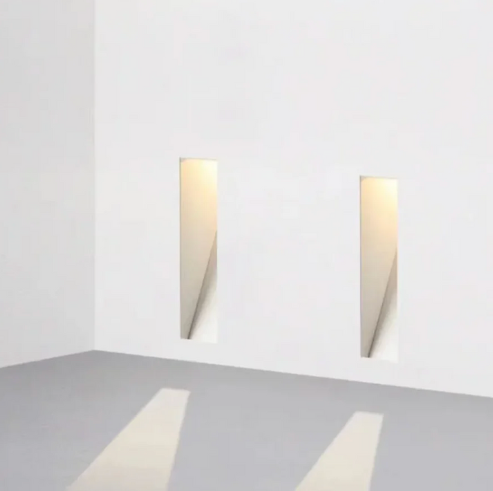 Wpuszczana lampa schodowa LED z ukośnym reflektorem