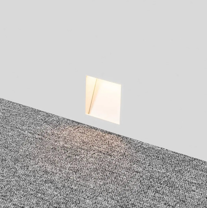 Wpuszczana lampa schodowa LED z ukośnym reflektorem