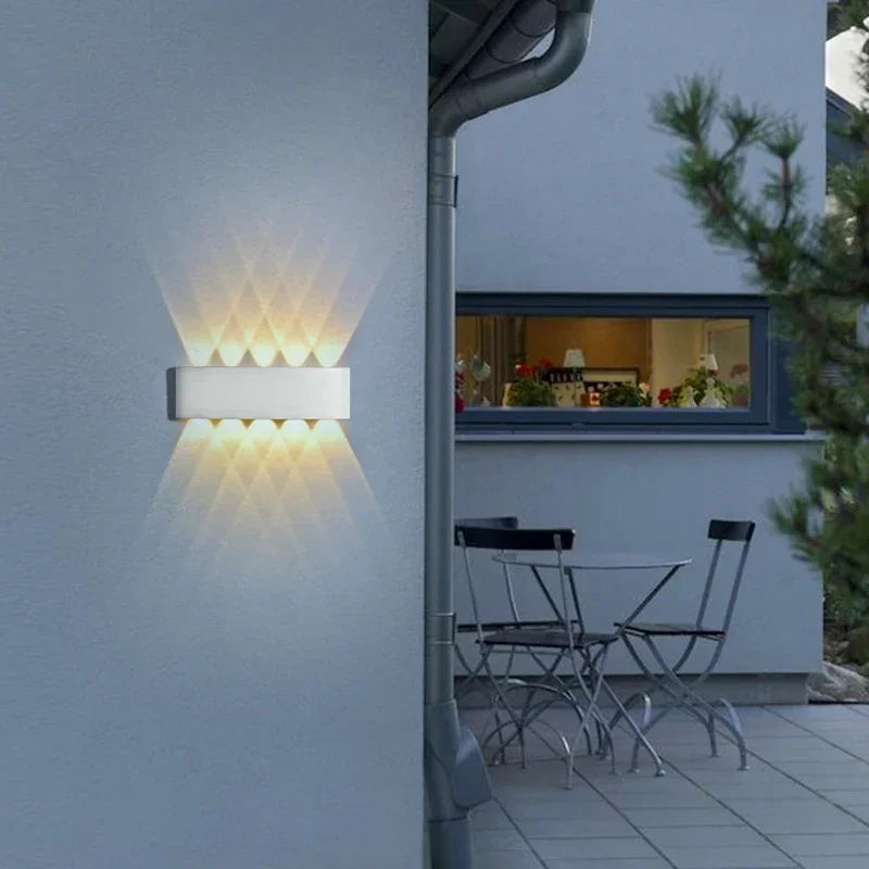 Zewnętrzna lampa ścienna LED z efektem oświetlenia wielopunktowego