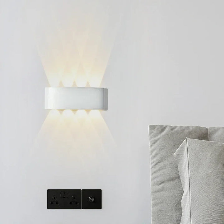 Zewnętrzna lampa ścienna LED z efektem oświetlenia wielopunktowego