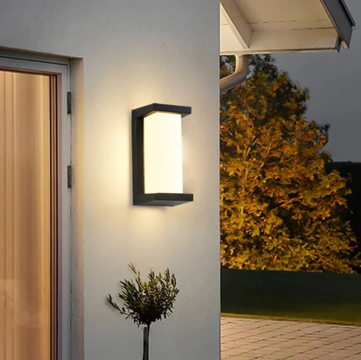 Zewnętrzna lampa ścienna LED z opalowym dyfuzorem i metalową ramą