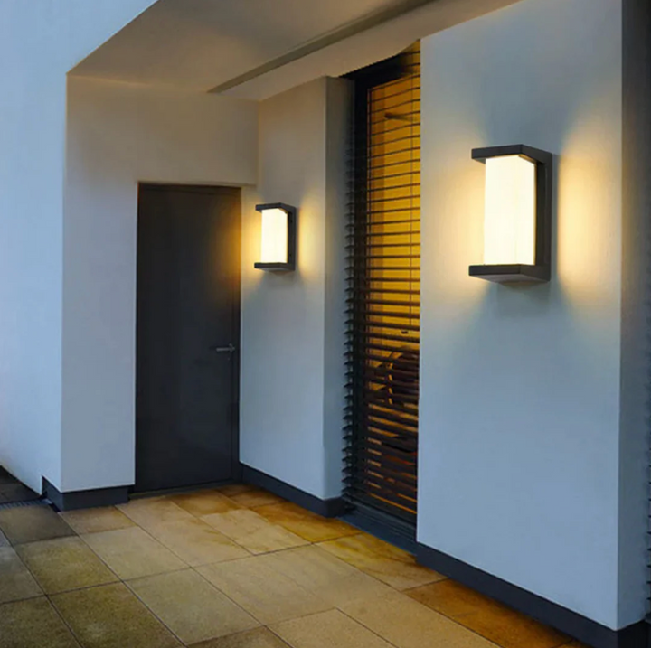Zewnętrzna lampa ścienna LED z opalowym dyfuzorem i metalową ramą