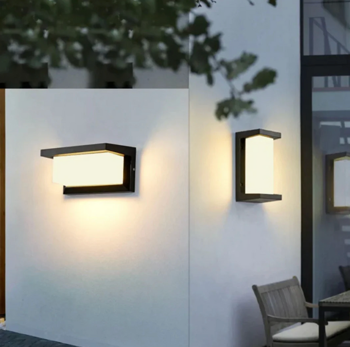 Zewnętrzna lampa ścienna LED z opalowym dyfuzorem i metalową ramą