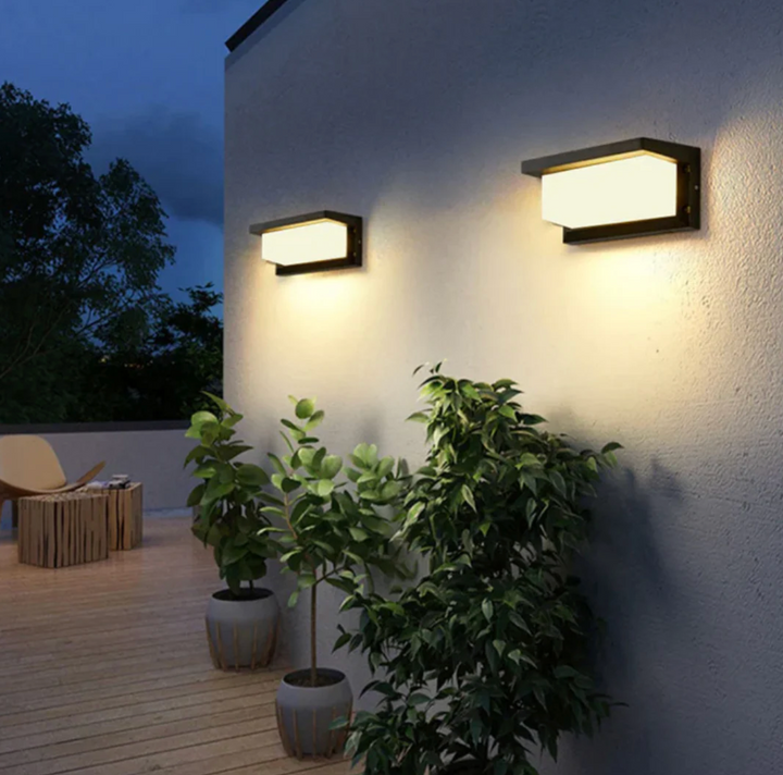 Zewnętrzna lampa ścienna LED z opalowym dyfuzorem i metalową ramą