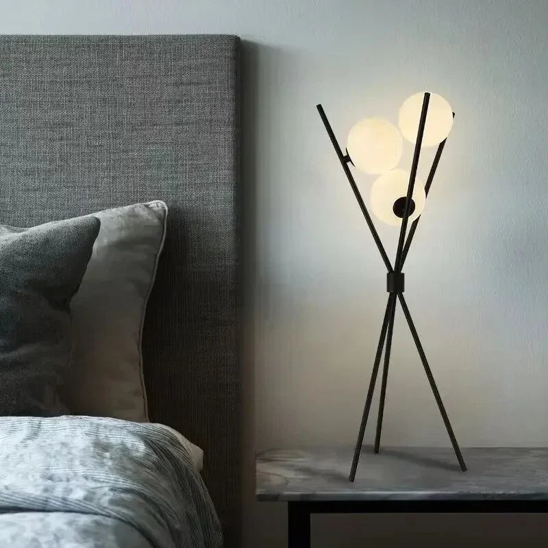 Lampa stojąca LED na trójnogu z kloszami kulistymi