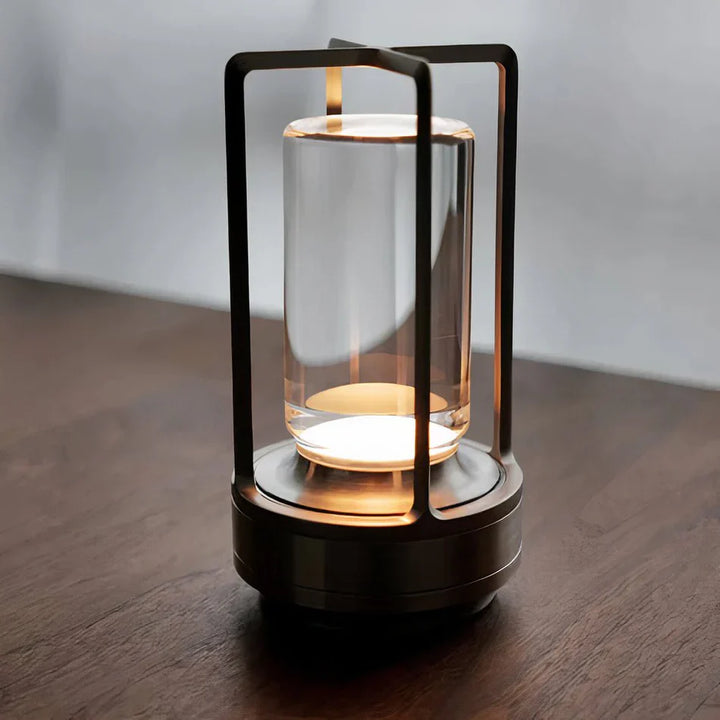 Lampa stołowa LED w kształcie latarni z cylindrycznym szklanym kloszem i prostokątną metalową ramą