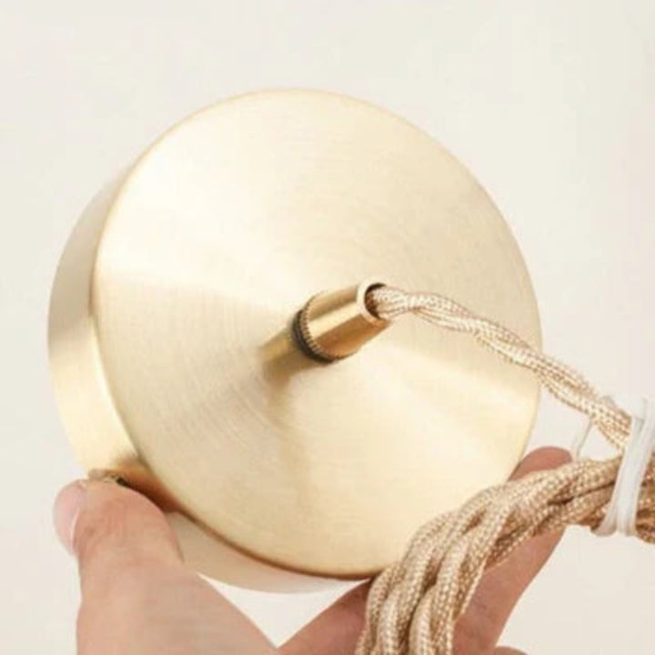 Lampa ze szkła tłoczonego z kryształowymi wisiorami oprawa z wykończeniem mosiężnym