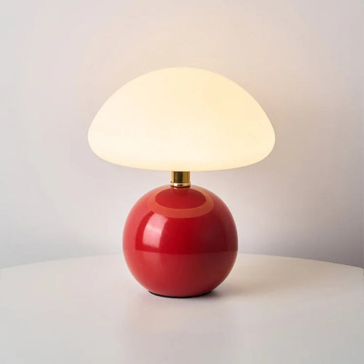 Lampa stołowa LED z płaskim opalowym kloszem kopułowym na kulistej podstawie