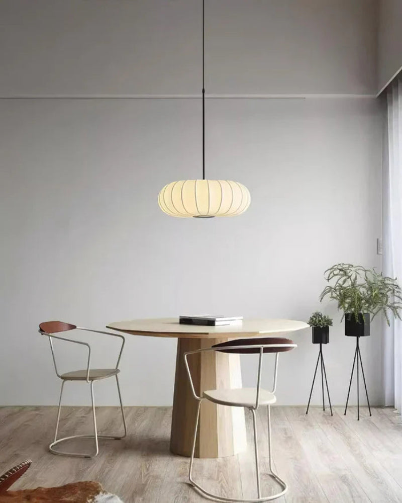Lampa wisząca LED z segmentowanym panelem materiałowym i owalnym kloszem typu kokon