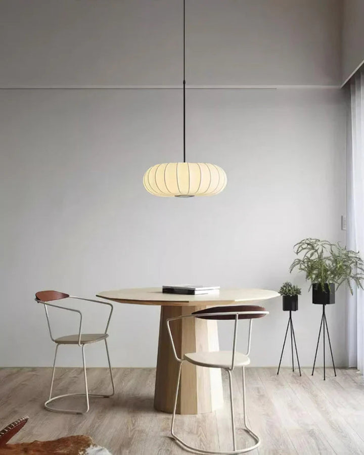 Lampa wisząca LED z segmentowanym panelem materiałowym i owalnym kloszem typu kokon