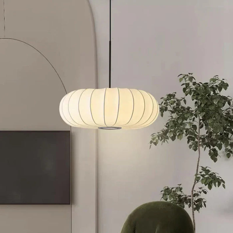 Lampa wisząca LED z segmentowanym panelem materiałowym i owalnym kloszem typu kokon