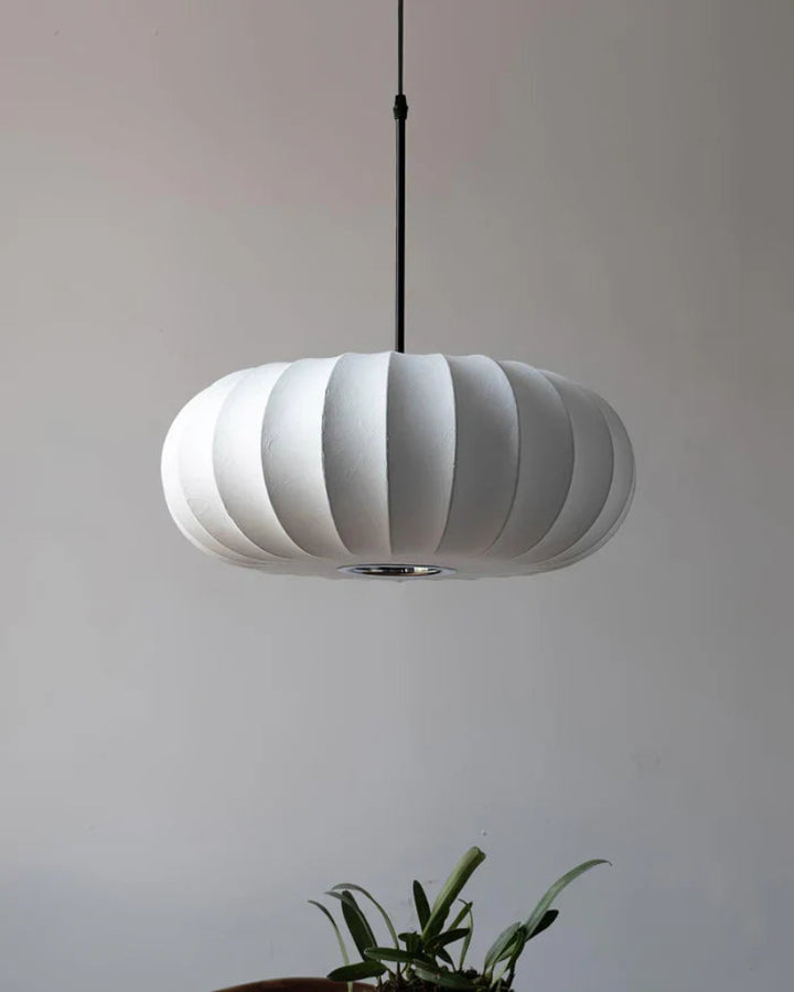 Lampa wisząca LED z segmentowanym panelem materiałowym i owalnym kloszem typu kokon