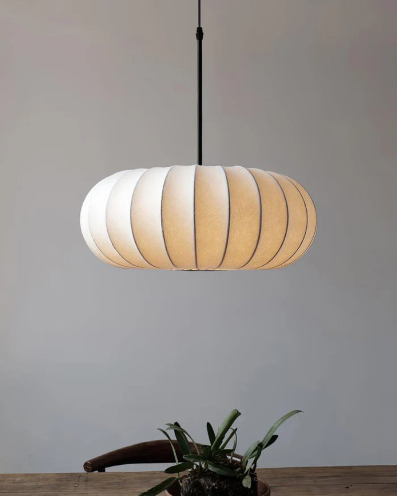 Lampa wisząca LED z segmentowanym panelem materiałowym i owalnym kloszem typu kokon