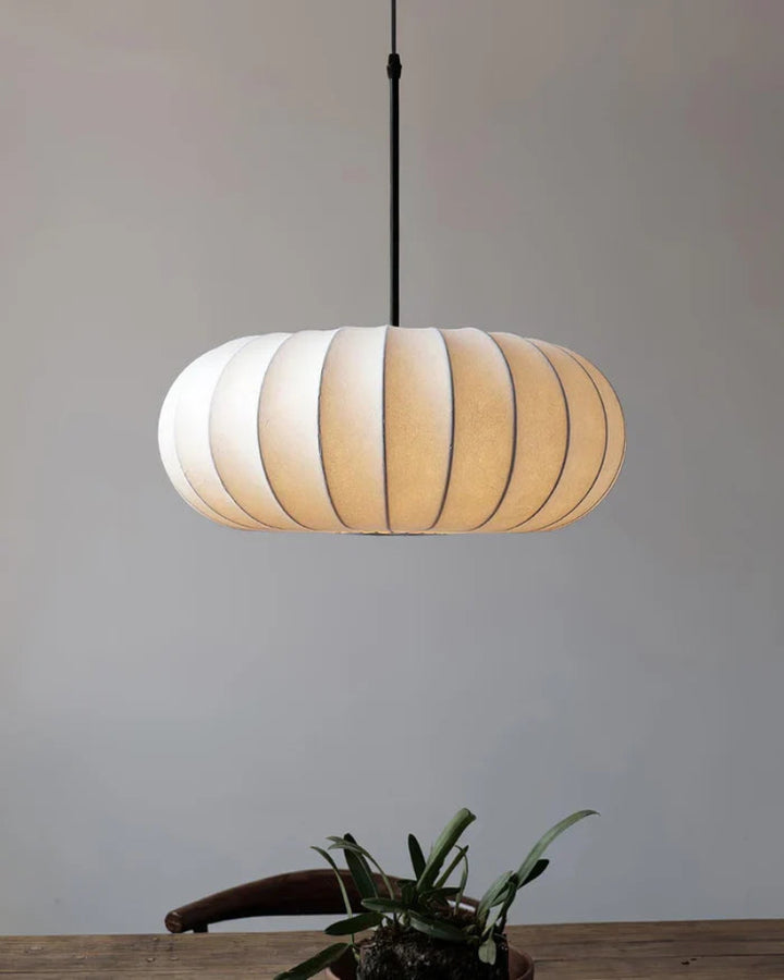 Lampa wisząca LED z segmentowanym panelem materiałowym i owalnym kloszem typu kokon