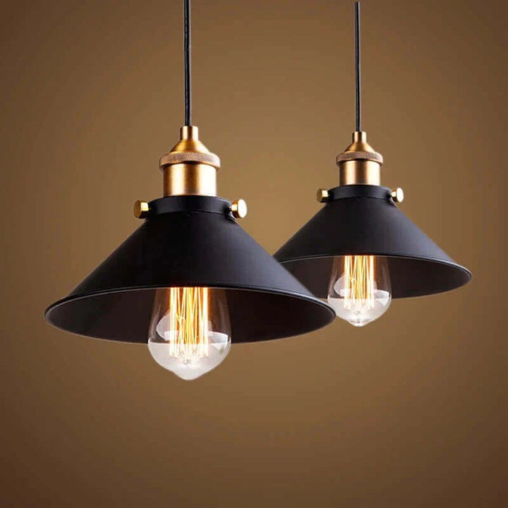 Lampa wisząca z metalowym kloszem stożkowym