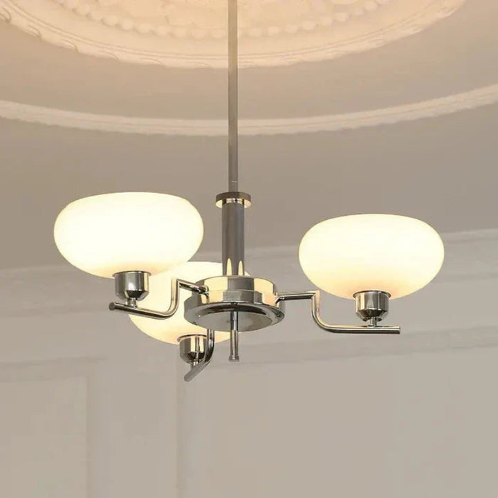 Żyrandol LED z kloszami z opalowego szkła mosiężna rama na ramionach